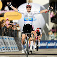 Demi Vollering giro - Giro Women 2026: Vollering wins four-up sprint, Van der Breggen retains pink