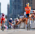 Demi Vollering wk - World Cycling Championships 2026: Vollering outsprints Niewiadoma in thriller finale