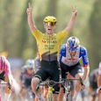 Matthew Brennan vuelta - Vuelta 2026: Dominant sprint triumph Brennan, Pogacar still in red